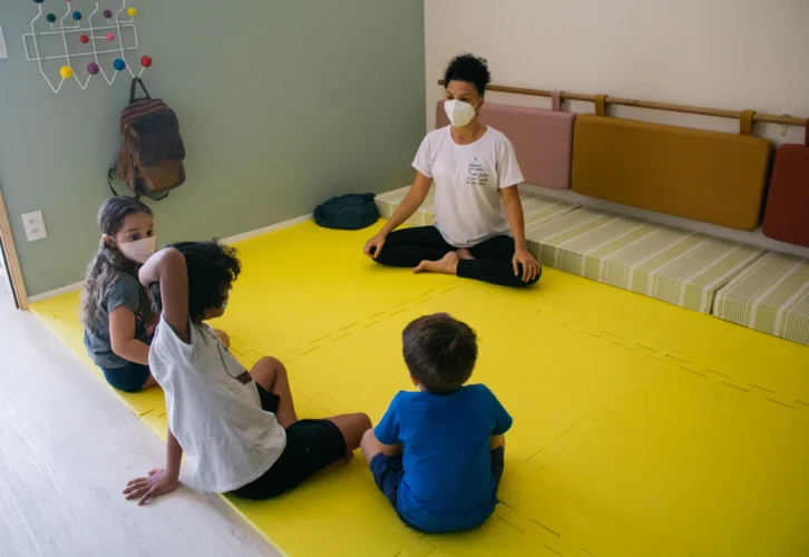 Prática de yoga no salão